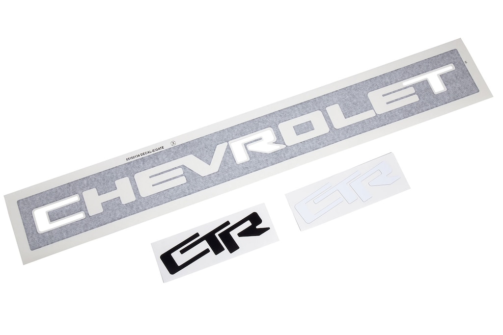 Colorado 2024, camioneta con calcomanía para puerta de caja Chevrolet.